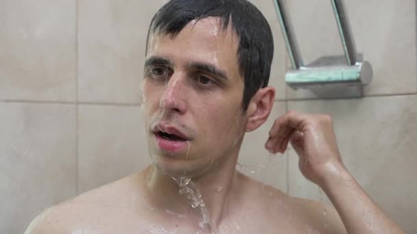 Mladý muž se sprchuje — Stock video