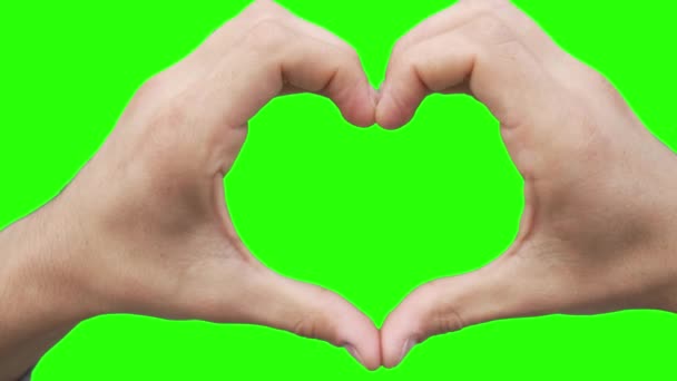 Mani che fanno una forma di cuore sullo schermo verde — Video Stock