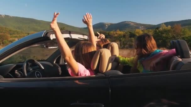 Novias en un coche convertible agitando las manos — Vídeos de Stock