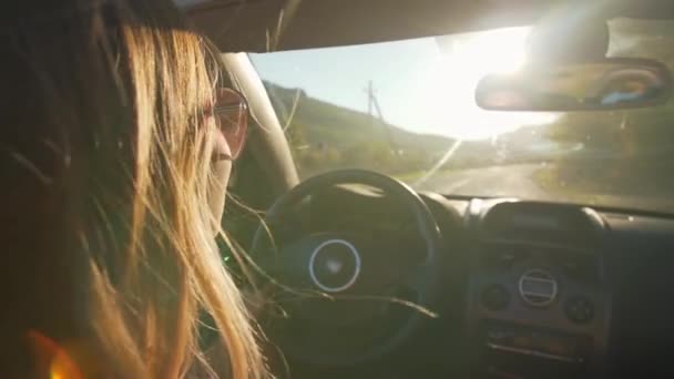 Жінка керує кабріолетом на заході сонця — стокове відео