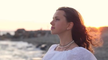 Günbatımında rüya gören genç kadın