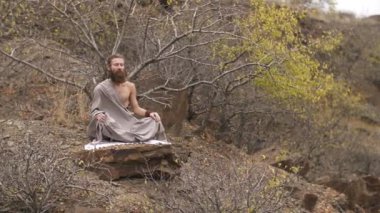 Budist kayalar üzerinde meditasyon yapar.