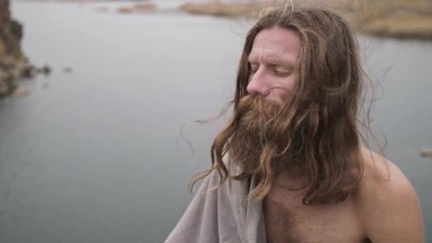 Homem barbudo medita sobre a natureza — Vídeo de Stock