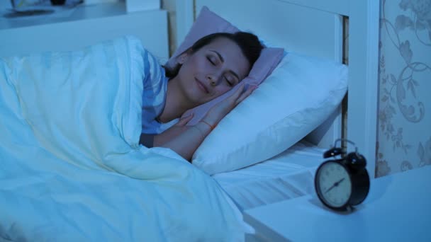 Счастливая женщина спит с комфортом — стоковое видео