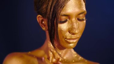 Altın sarısı tenli güzel bir kadın