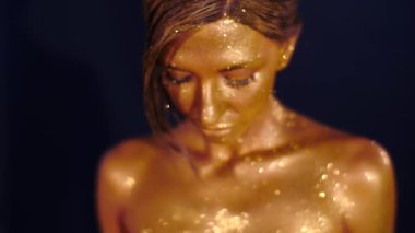 Altın gibi parlak tenli bir kadın