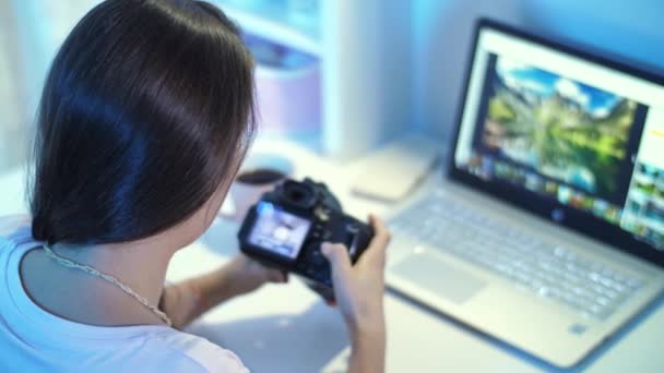 Mujer mira a través de una foto de una cámara — Vídeos de Stock