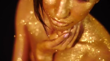 Altın makyajlı genç bir kadın