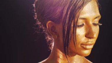 Moda makyajı. Altın tenli kadın