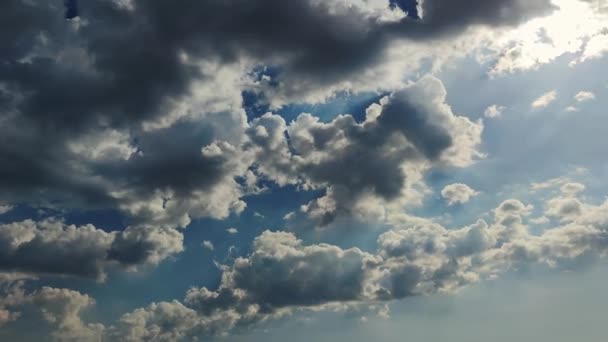 Wolken zweven door de lucht — Stockvideo