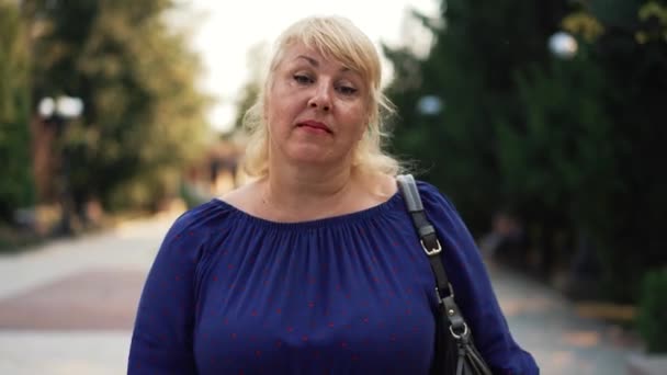 Mulher com excesso de peso andando na rua da cidade — Vídeo de Stock