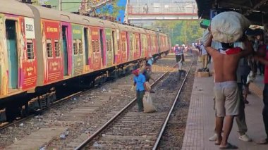 Bir istasyon dolusu gezgin, hamal, satıcı ve aile duyurular ve tren gürültüsü arasında kaynıyor..