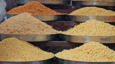 Tedarikçi açık torbalarda çeşitli kurumuş baklagiller satıyor