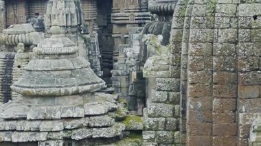 Süslü taş oymalar, asırlık Güney veya Kuzey Hindistan tapınağının sütunları..