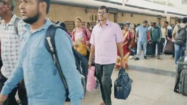 Yoğun, hareketli bir yolcu kalabalığı yoğun saatlerde ya da festival sezonunda büyük bir istasyona akın ediyor..