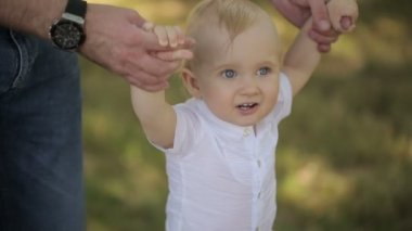 Babası öğretmek oğlu için yürüyüş