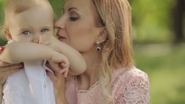 Mãe beijando seu filho — Vídeo de Stock