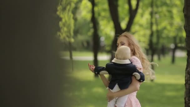 Мать танцует со своим маленьким ребенком — стоковое видео