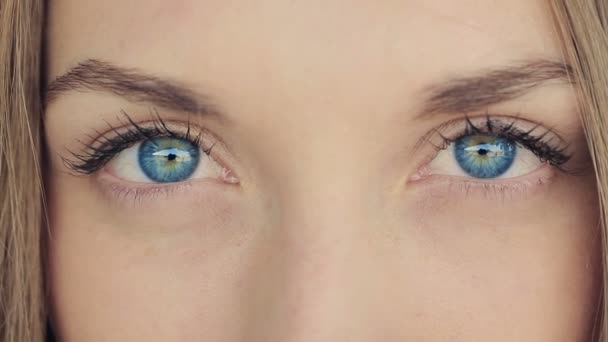 Mujer con ojos azules profundos — Vídeo de stock