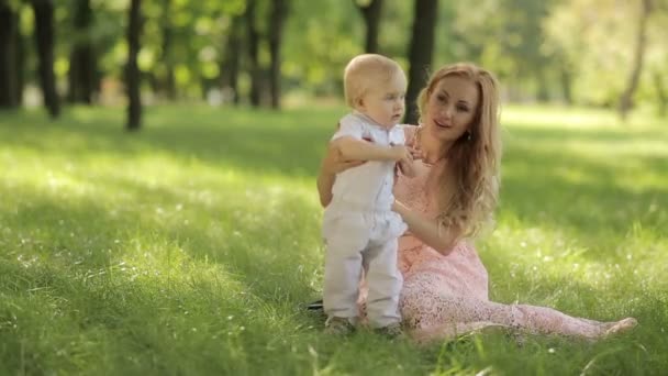 Mamma leker med sitt barn på gräset — Stockvideo