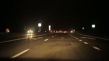 Gece karayolu ile arabalar