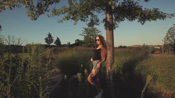 Rahmen einer stilvollen, fröhlichen Frau im Stadtpark — Stockvideo