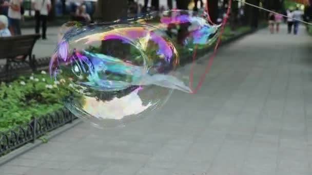 Street Interprete Blows Bubbles — Video Stock