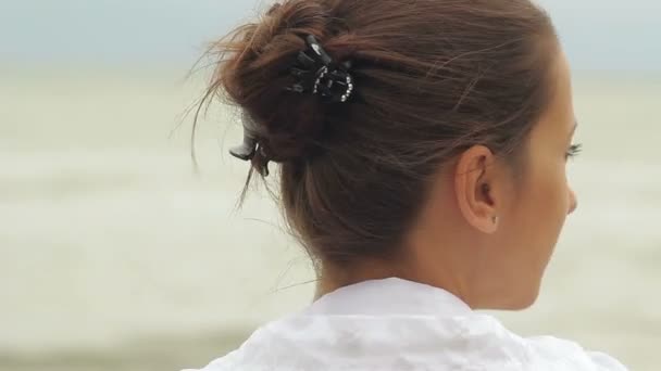 Mujer en Windy Beach — Vídeos de Stock