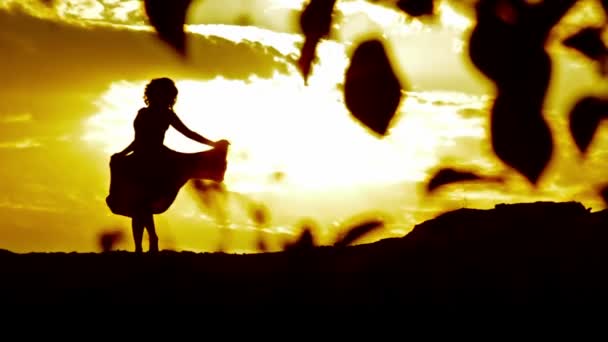 La silhouette di una donna si posa al tramonto — Video Stock