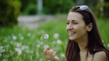 Kadın karahindiba yaz sahada üfleme