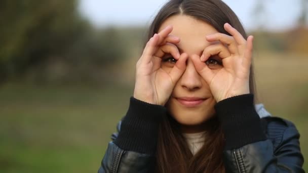 Mooie vrouw op zoek door middel van verrekijkers — Stockvideo