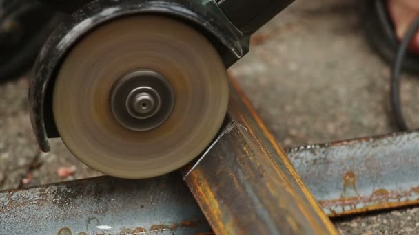 Sawcutting en metall — Stockvideo