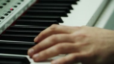 Eller oynamak Synthesizer mans