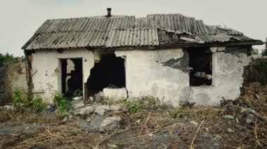 Terk edilmiş kırık evleri