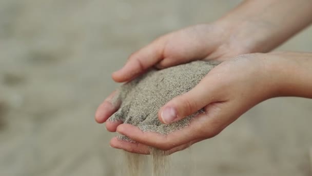 Sand som faller från Palms — Stockvideo