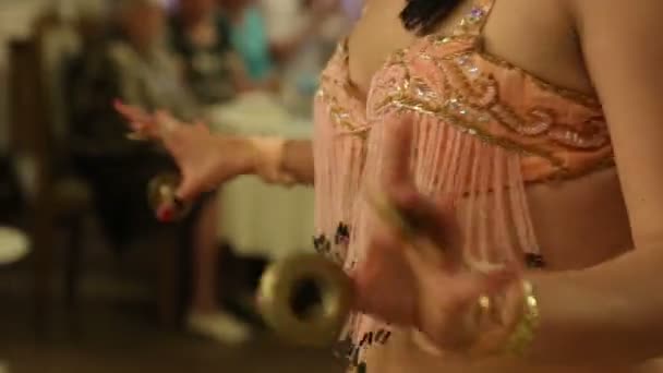 Закрыть живота танцовщица — стоковое видео