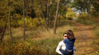 Kadın bir erkek arkadaş oluruz