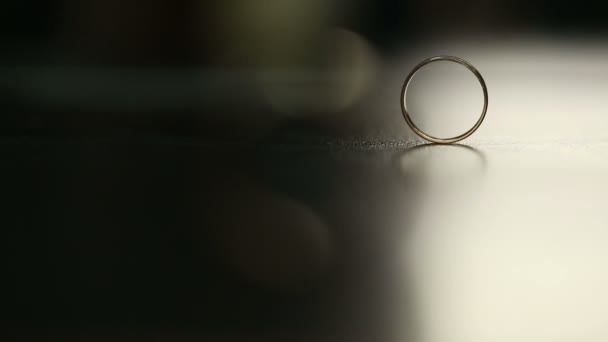 Обручальные кольца на столе — стоковое видео