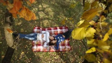 Sonbahar ağaç altında yalan Çift