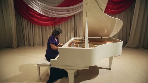 Жінка грає на піаніно — стокове відео