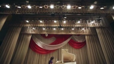 Kadın bir piyano oynamak