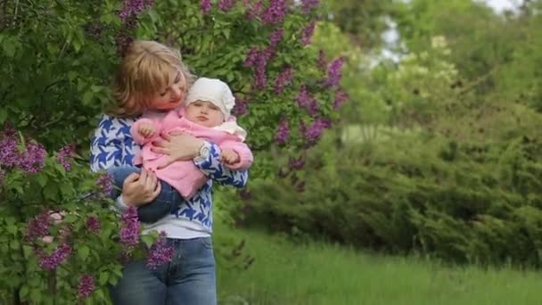 Madre sosteniendo a su bebé — Vídeo de stock