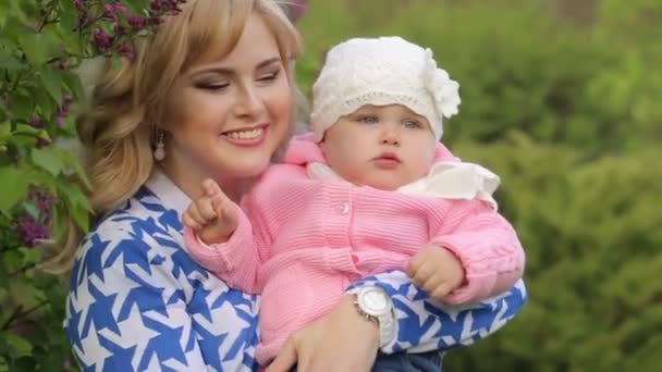 Madre sonriendo y abrazando a su hijo — Vídeos de Stock