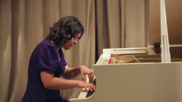 女人弹钢琴 — 图库视频影像