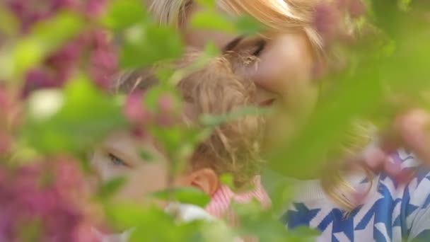 Mutter mit ihrem Baby in der Natur — Stockvideo