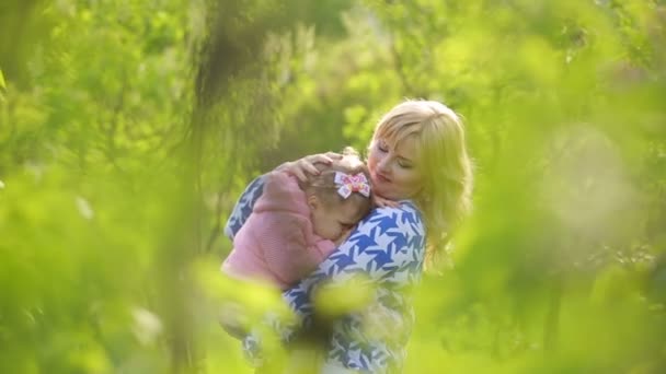 Glad mamma med ett barn — Stockvideo