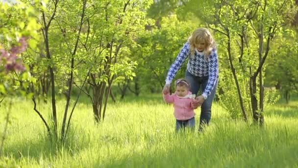 Madre enseña a un niño a caminar — Vídeos de Stock