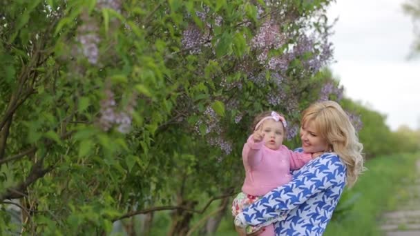 Madre feliz con un bebé en la naturaleza — Vídeo de stock