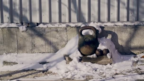 Покинуті гантелі під снігом — стокове відео