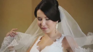 Gelin yüz peçe kapsar